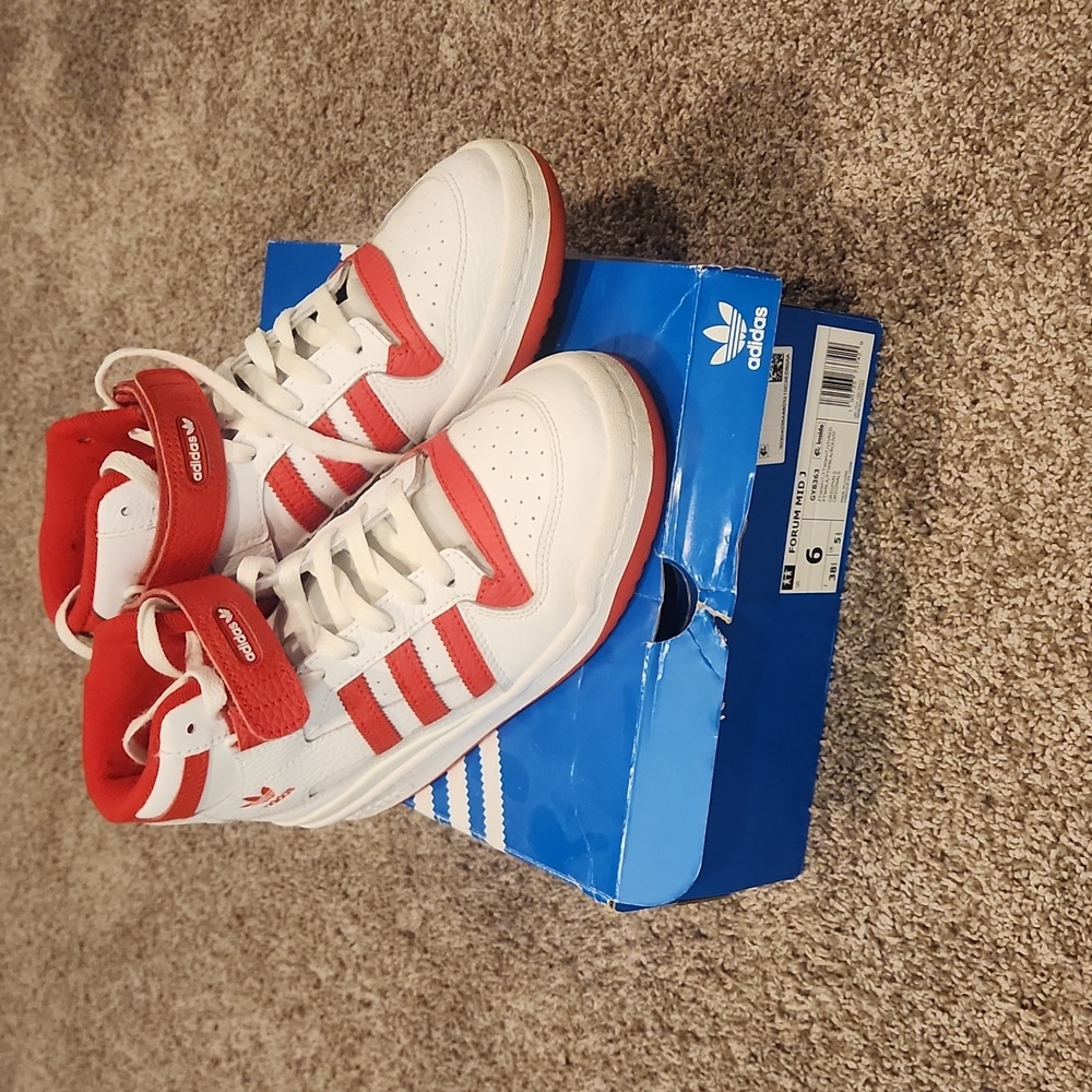 ADIDAS  shoes big boys size 6 with BOX